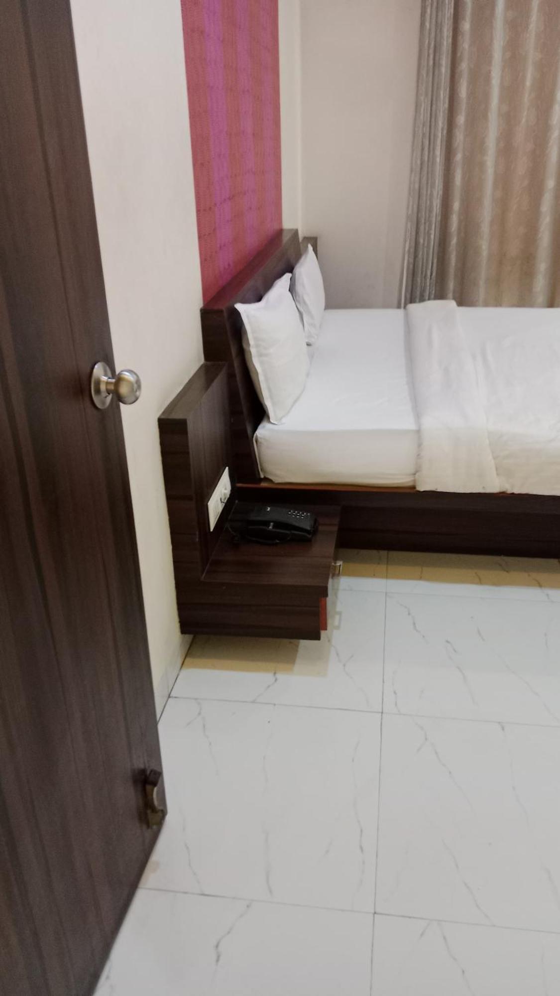 Hotel Swamiraj Indapur  Экстерьер фото